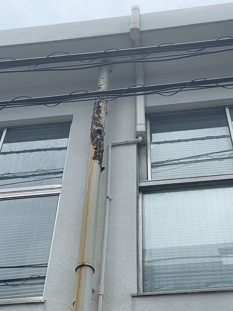 高松市　錆びで剥がれた道路側の縦樋